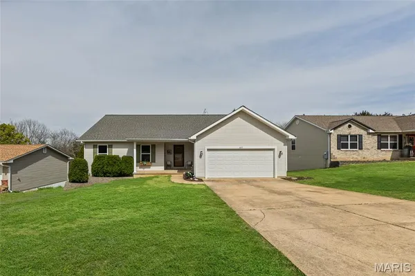 $335,000 | 407 Glen Echo Drive, De Soto, MO 63020