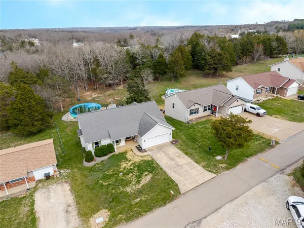 $345,000 | 407 Glen Echo Drive, De Soto, MO 63020