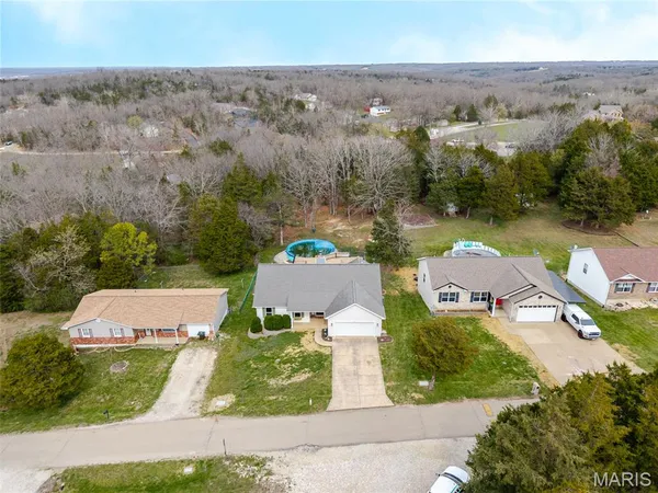 $345,000 | 407 Glen Echo Drive, De Soto, MO 63020
