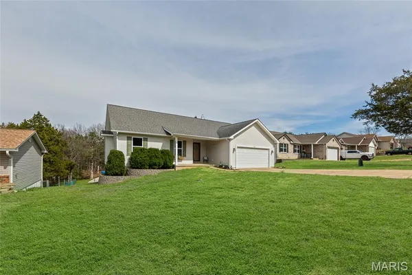$345,000 | 407 Glen Echo Drive, De Soto, MO 63020