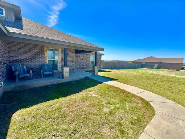 a view of back yard of the house