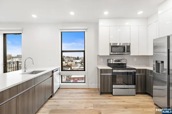 $3,267 | 333 Bergen Boulevard, Unit 422, Fairview, NJ 07022