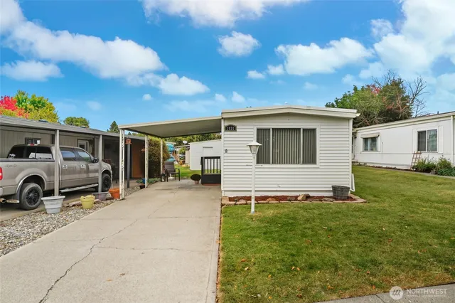 a view of a house with a yard