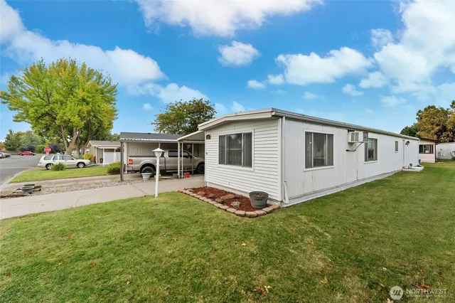 a view of a house with backyard