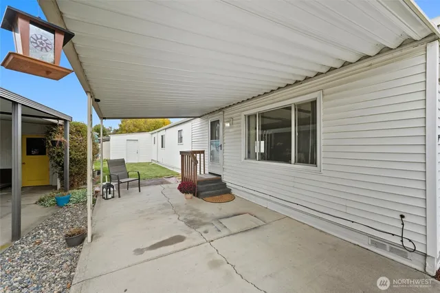 a view of a house with backyard and porch