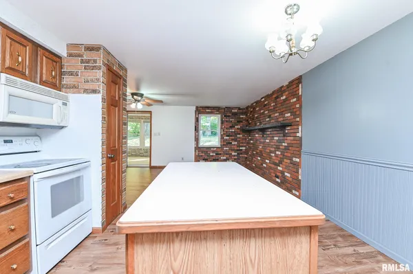 $179,000 | 2112 Granada Drive, Pekin, IL 61554
