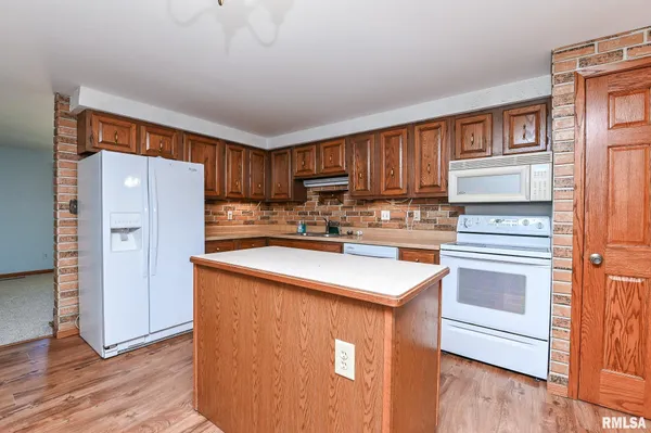 $179,000 | 2112 Granada Drive, Pekin, IL 61554