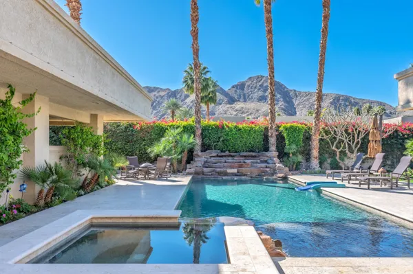 a view of a fountain in front of a house