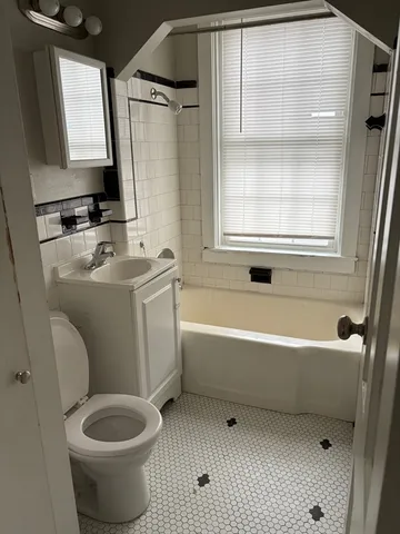 $1,200 | 133-137 Winter Street, Unit 4, Fall River, MA 02720