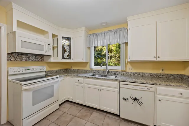 $590,000 | 6 Surrey Drive, Bow, NH 03304