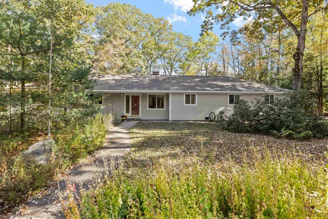 $590,000 | 6 Surrey Drive, Bow, NH 03304