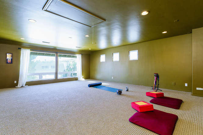 1330 Beachmont Street Ventura, CA 93001 - Photo 21 of 35 a room with gym equipment