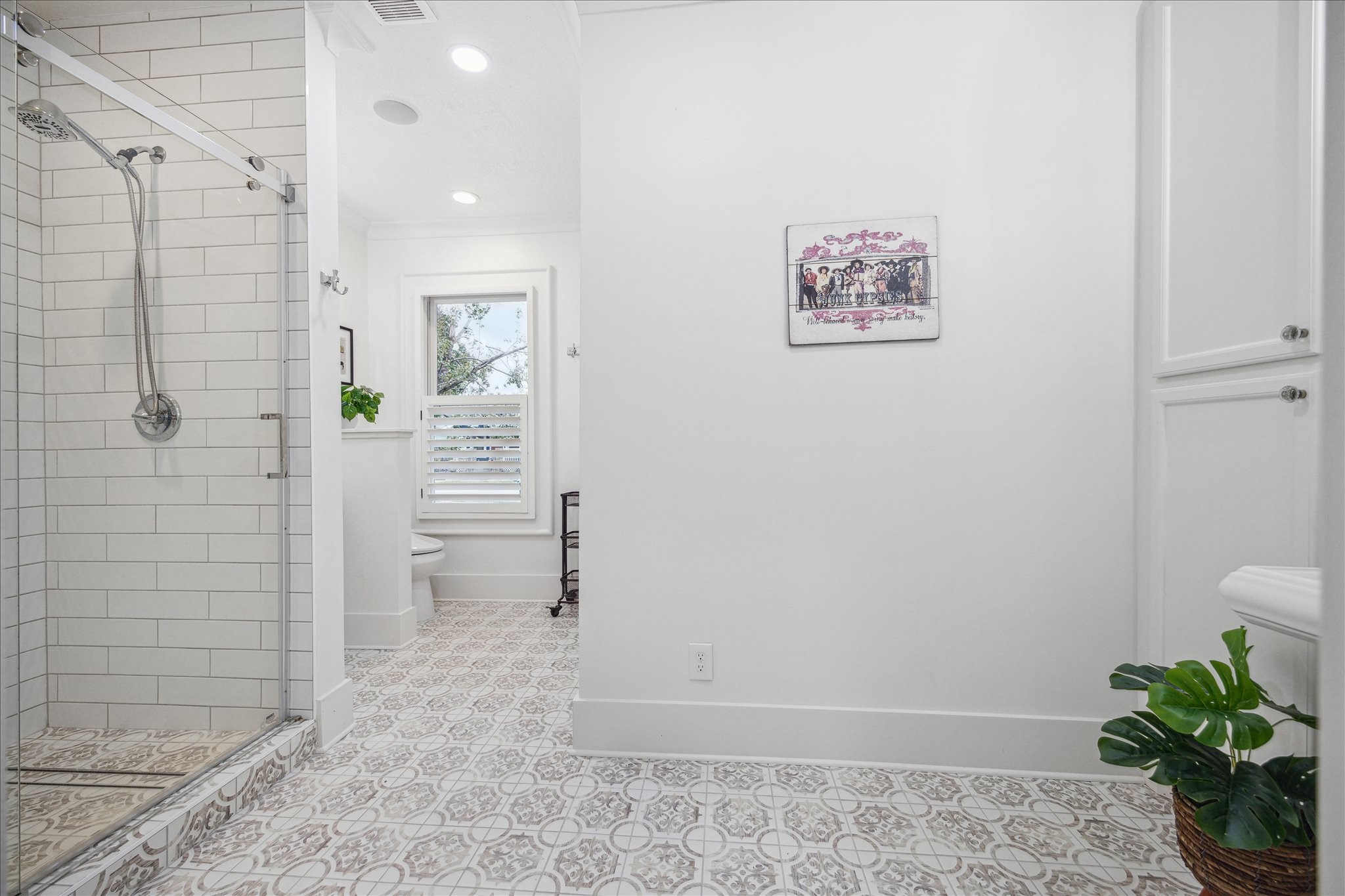 1121 Key Street Houston, TX 77009 - Photo 21 of 33 Large walk-in shower and 2 pedastal sinks.