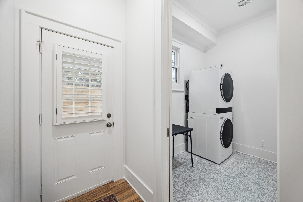 1121 Key Street Houston, TX 77009 - Photo 29 of 33 Back door entry from driveway. Large laundry room.