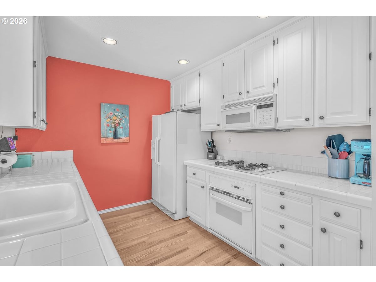 6231 Southwest 18th Drive Portland, OR 97239 - Photo 5 of 23
