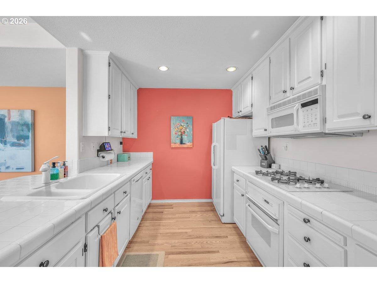 6231 Southwest 18th Drive Portland, OR 97239 - Photo 6 of 23