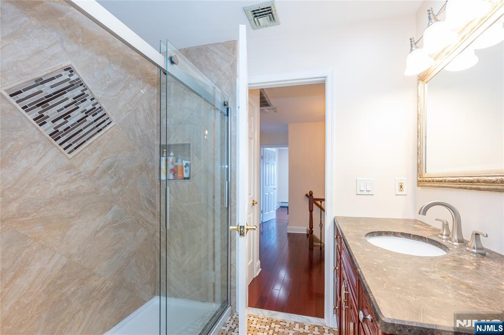 12 Rene Court Wayne, NJ 07470 - Photo 17 of 33