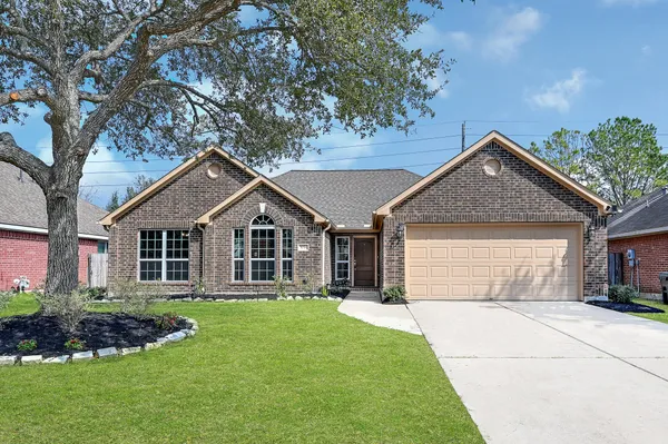 $2,600 | 1035 East Hampton Drive, Pearland, TX 77584