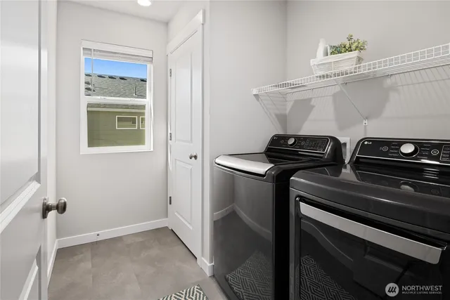 a view of a livingroom with washer and dryer