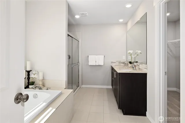 a en suite bathroom with a sink and a mirror