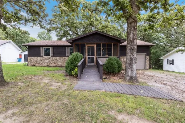 23209 Oakwood Circle, Hermitage, MO 65668