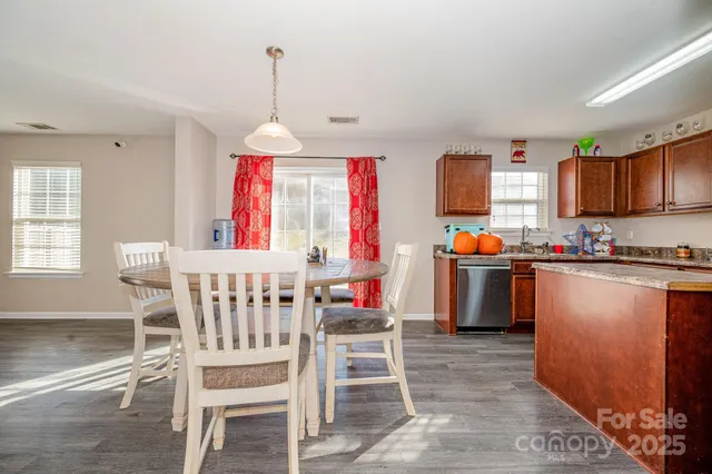 a dining room that has a table and chairs in it