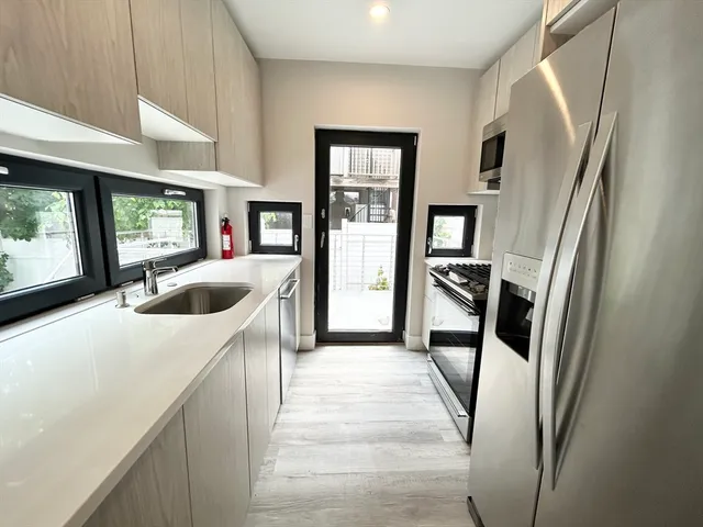 $9,000 | 2 West 3rd St Place, Unit REAR, Boston, MA 02127