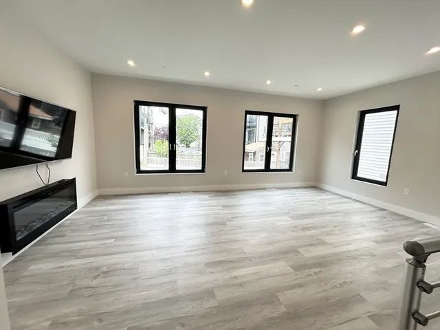 $9,000 | 2 West 3rd St Place, Unit REAR, Boston, MA 02127