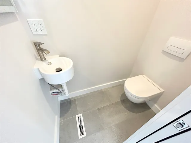 $9,000 | 2 West 3rd St Place, Unit REAR, Boston, MA 02127