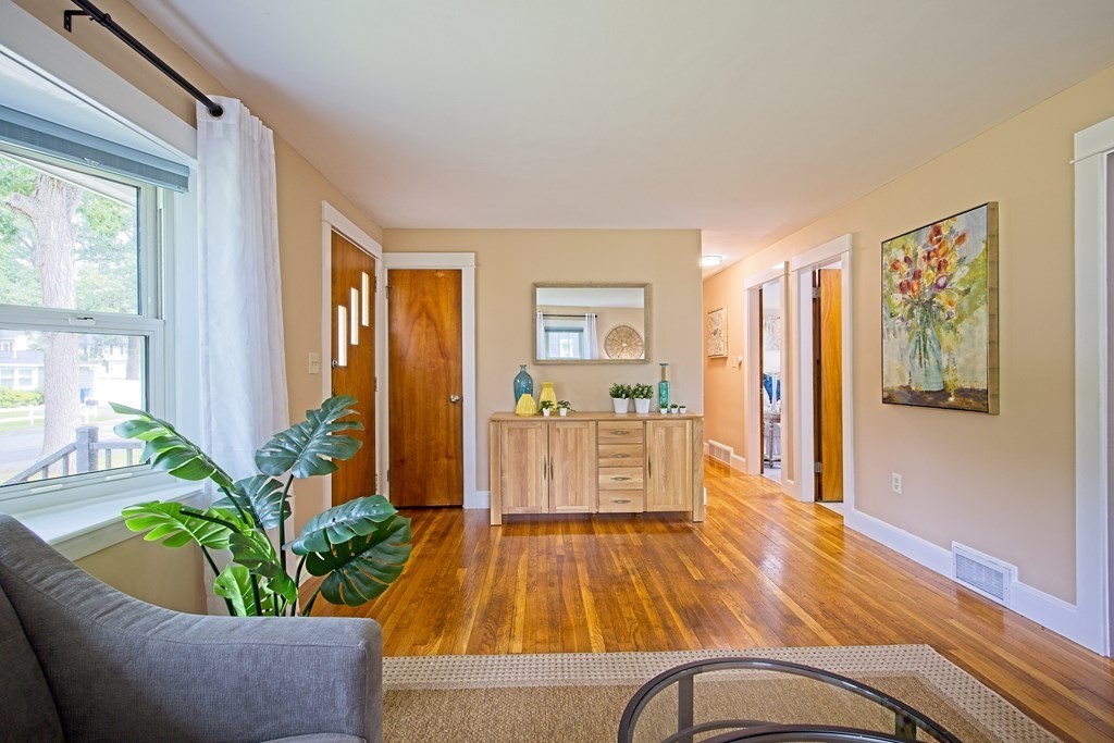 7 Bridle Road Billerica, MA 01821 - Photo 4 of 26 Gallery Image 4