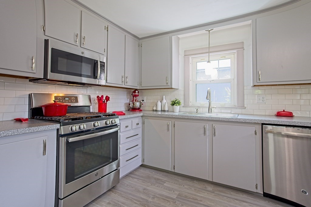 7 Bridle Road Billerica, MA 01821 - Photo 5 of 26 Gallery Image 5