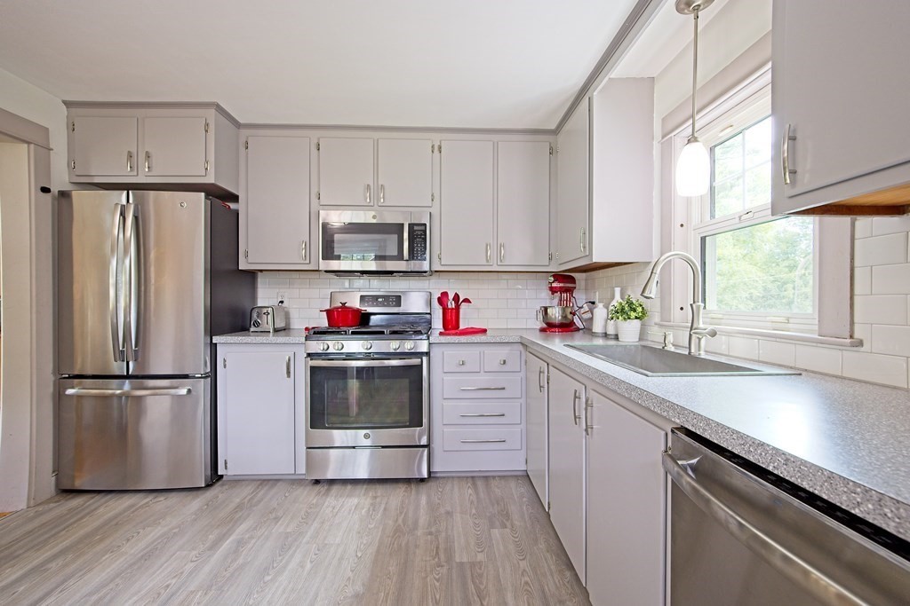 7 Bridle Road Billerica, MA 01821 - Photo 6 of 26 Gallery Image 6