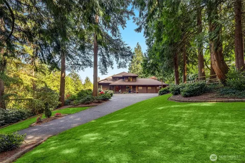 a view of a house with backyard and garden