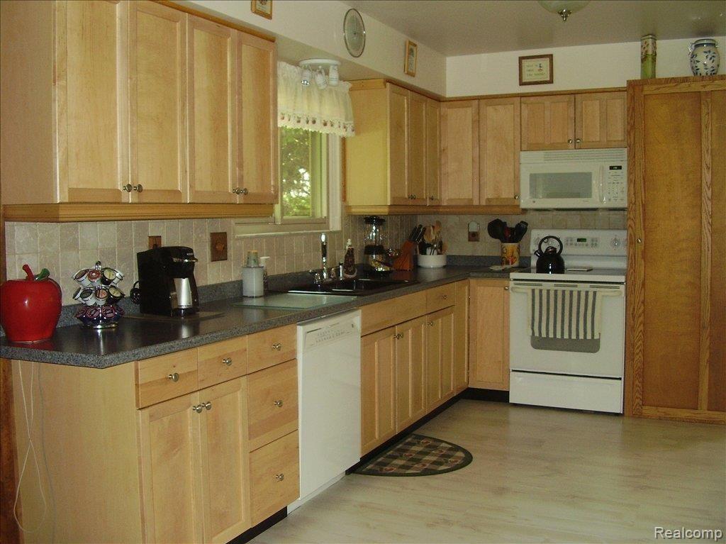 600 Kentucky Drive Rochester, MI 48307 - Photo 4 of 11 Kentucky kitchen