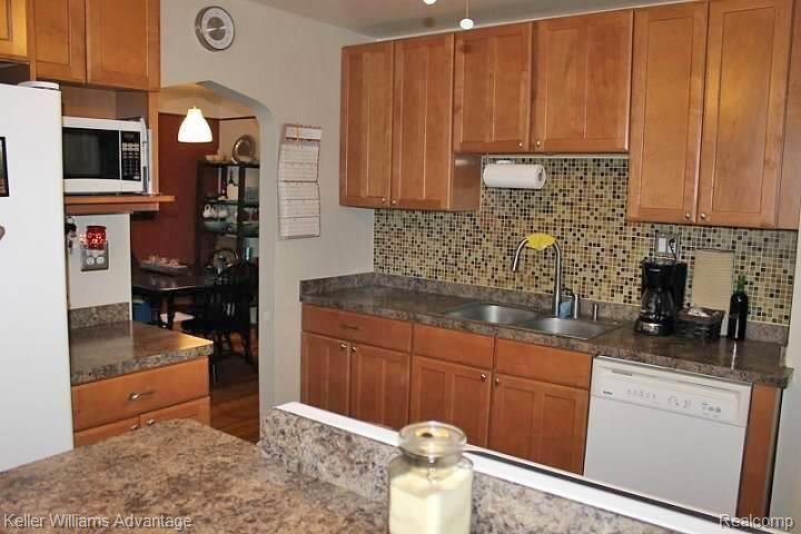 1272 Columbia Road Berkley, MI 48072 - Photo 2 of 21