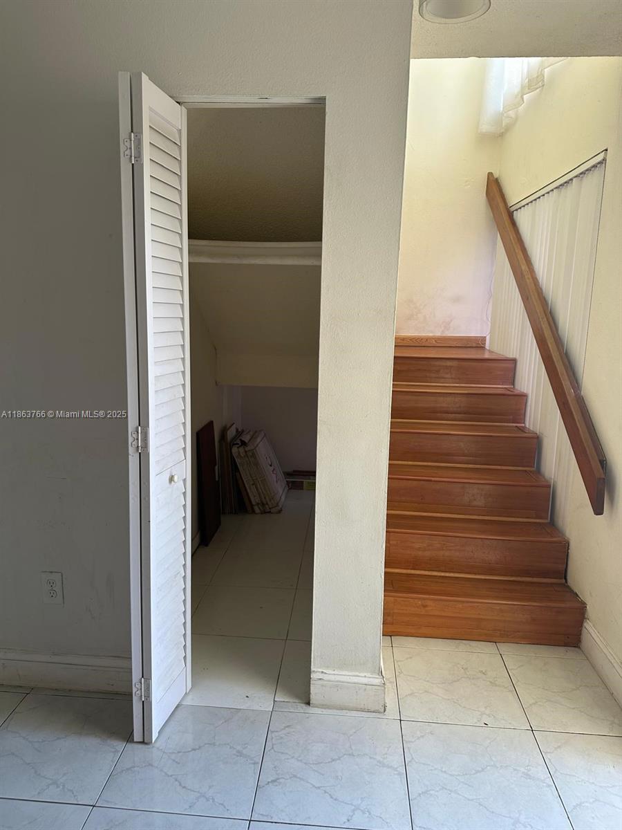 11208 Southwest 67th Terrace Miami, FL 33173 - Photo 25 of 33 a view of entryway and hall