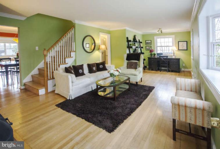 322 Whitestone Road Silver Spring, MD 20901 - Photo 5 of 29 Living Room
