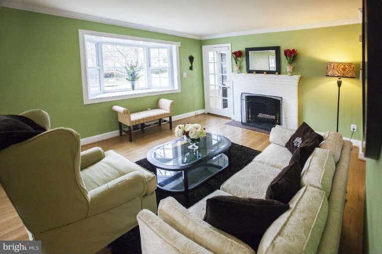322 Whitestone Road Silver Spring, MD 20901 - Photo 7 of 29 Living Room
