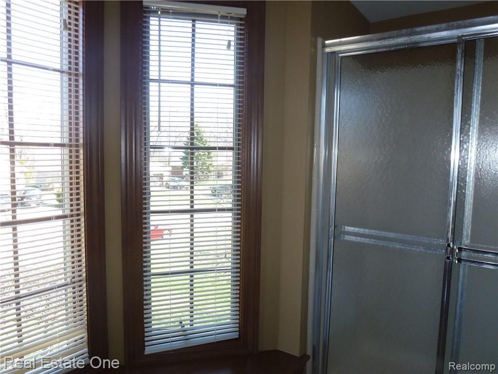 539 Shellbourne Drive Rochester, MI 48309 - Photo 25 of 37 Master Bath with Attractive Window