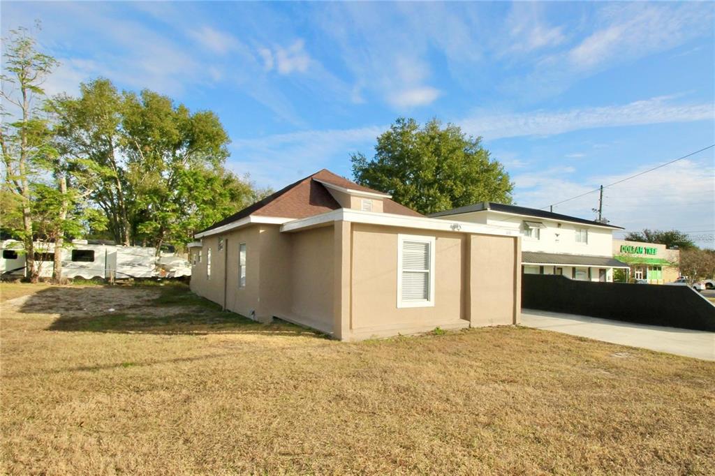 610 Dundee Road, Unit 1 Dundee, FL 33838 - Photo 1 of 28 a view of a garage