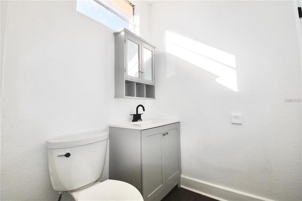 610 Dundee Road, Unit 1 Dundee, FL 33838 - Photo 15 of 28 a bathroom with a toilet a sink and mirror