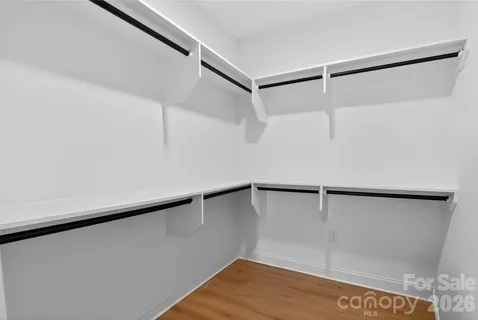 a view of a house with backyard and garden