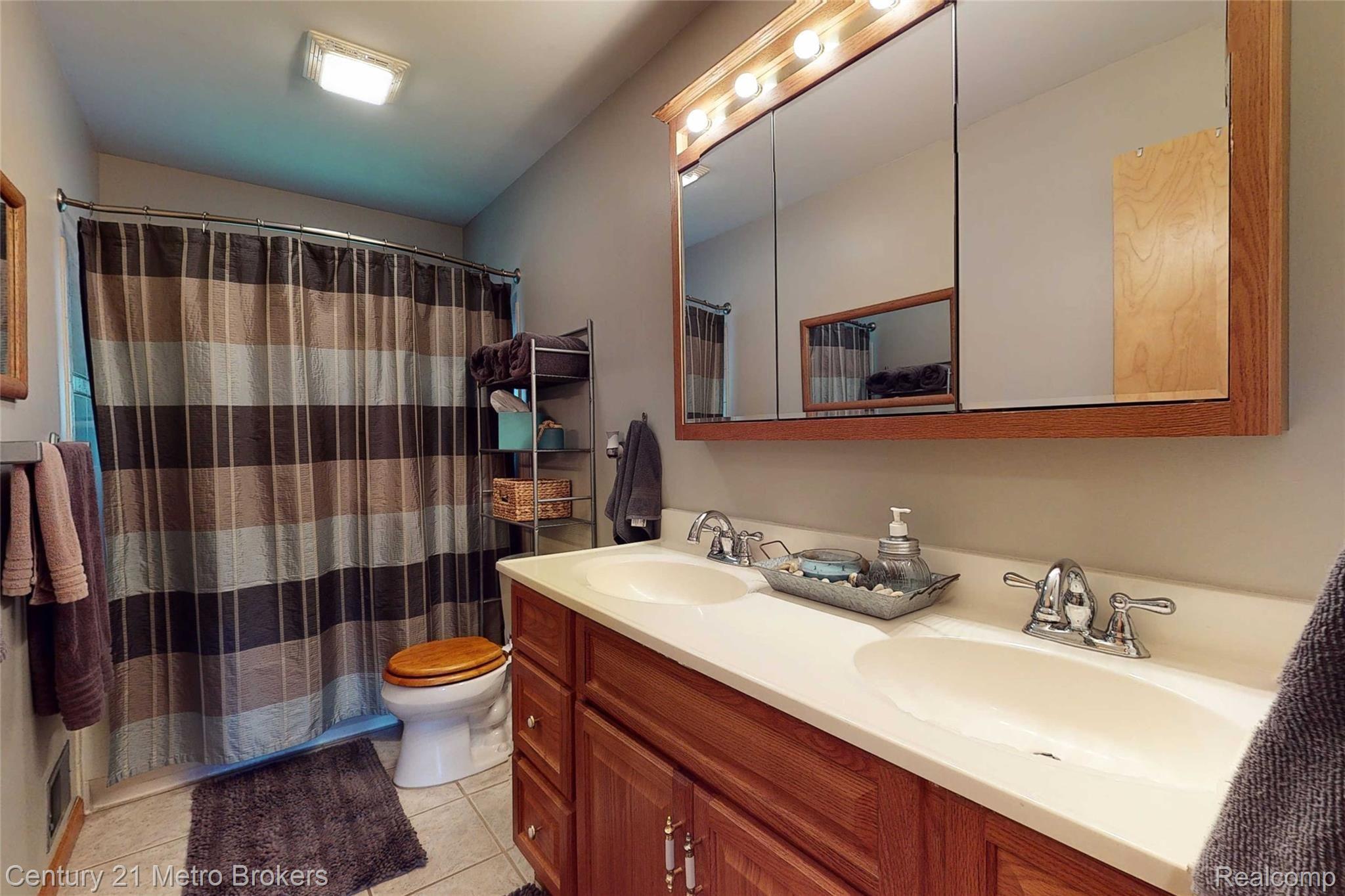 12772 Gera Road Birch Run, MI 48415 - Photo 31 of 62 12772-Gera-Rd-27 Bathroom.jpg