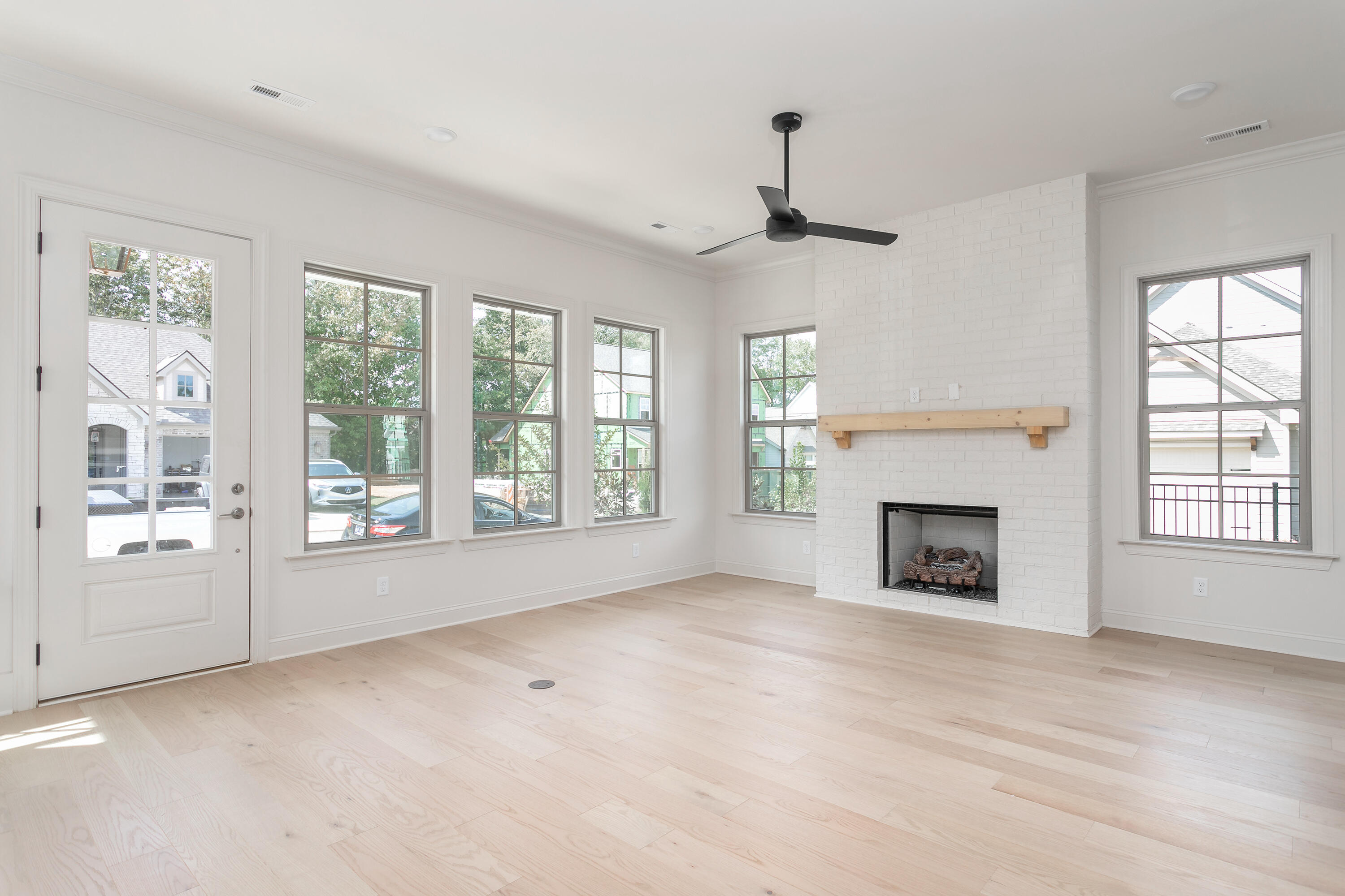 227 Charming Place, Unit 227 Hixson, TN 37343 - Photo 9 of 21 Living Room