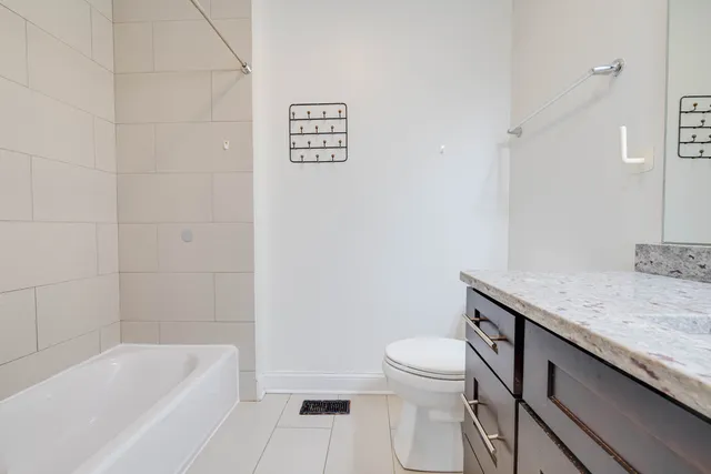 $2,600 | 2049 West 34th Street, Chicago, IL 60608