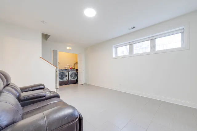 $2,600 | 2049 West 34th Street, Chicago, IL 60608