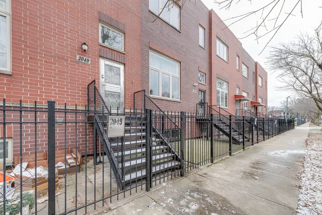 $2,600 | 2049 West 34th Street, Chicago, IL 60608