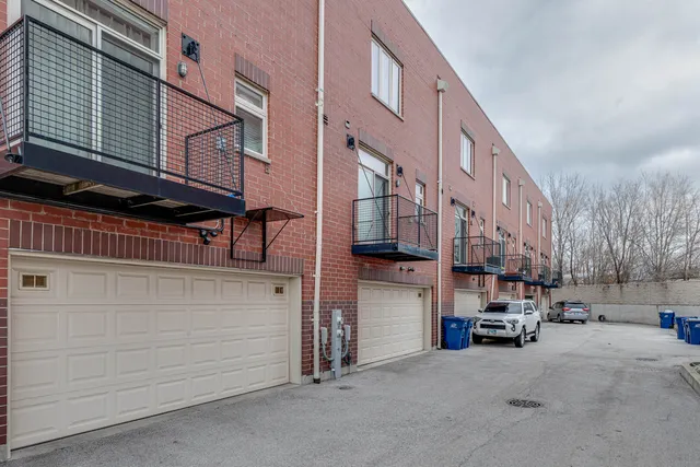 $2,600 | 2049 West 34th Street, Chicago, IL 60608