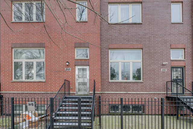 $2,600 | 2049 West 34th Street, Chicago, IL 60608