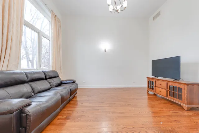 $2,600 | 2049 West 34th Street, Chicago, IL 60608